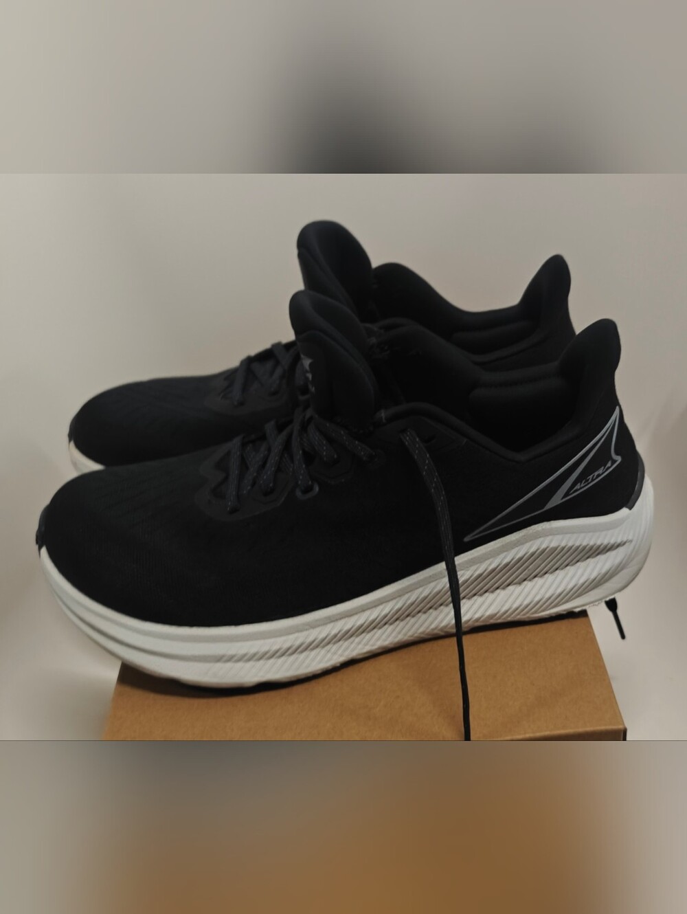 Altra Paradigm 8 Men’s Running Shoes Black/White Size 10.5 Wide Road Sneakers